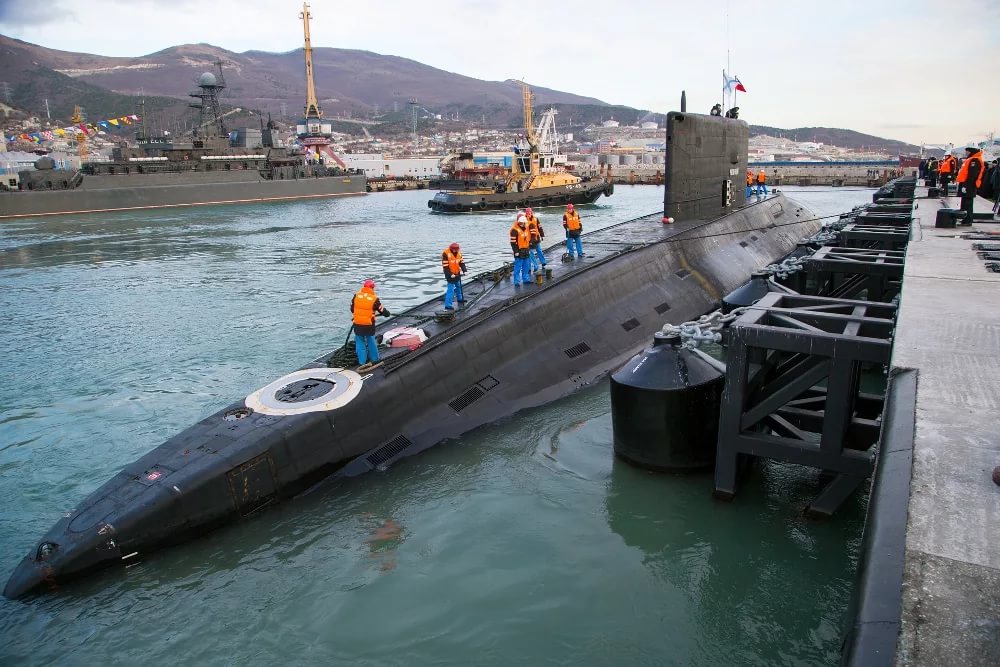 Подводная лодка новороссийск. База подводных лодок в Новороссийске. Новороссийск гавань. Новороссийск база ВМФ.