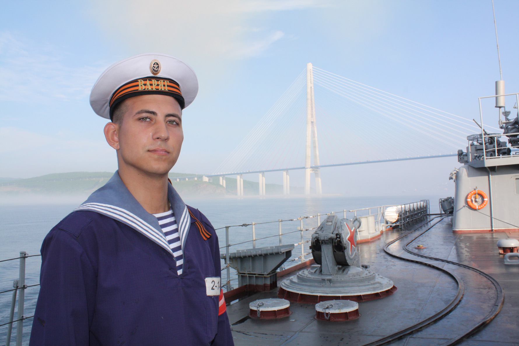На палубу вышел капитан. Матрос Тихоокеанского флота России. Военный моряк. Моряки на корабле.