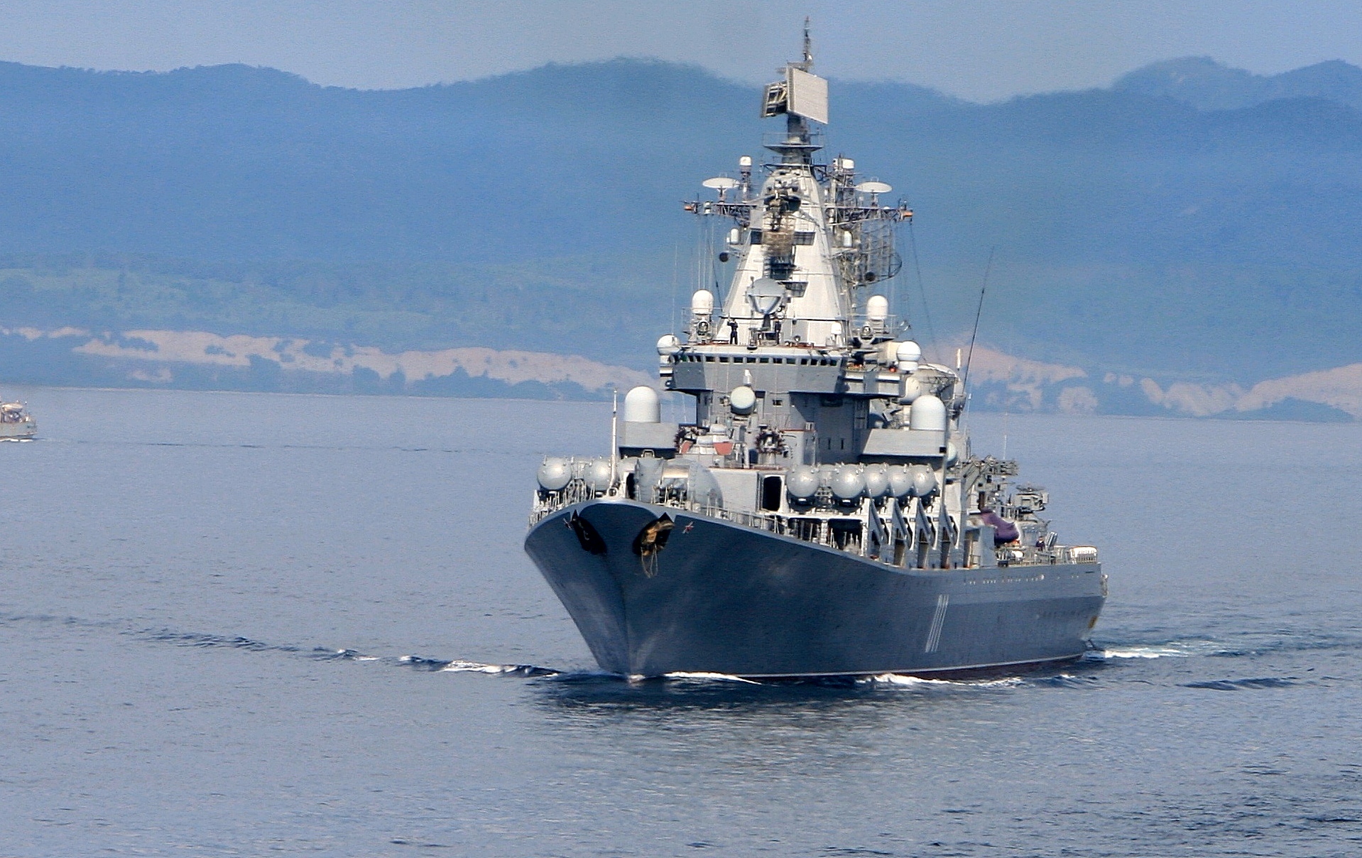 Флагман — Гвардейский ракетный крейсер проекта 1164 «Варяг».